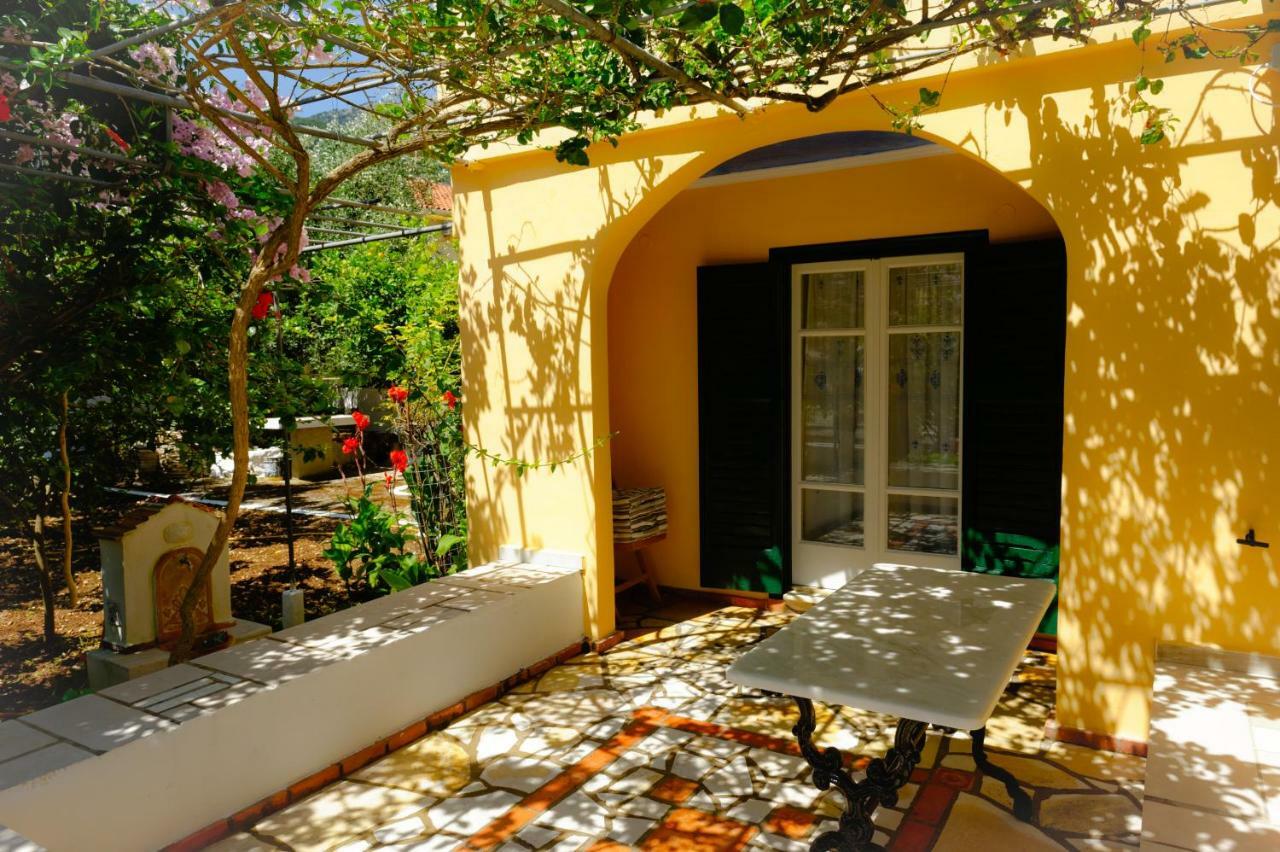 House With Garden Near The Sea Apartment Agia Efimia Екстериор снимка